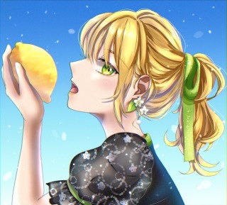 レモン丸かじりする女