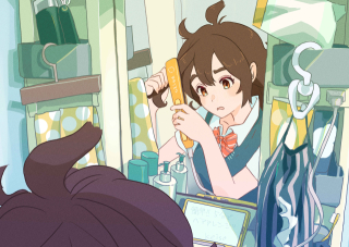 寝癖を直す女の子