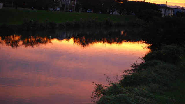 夕暮れ時と川