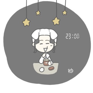 アイスを食べる女性