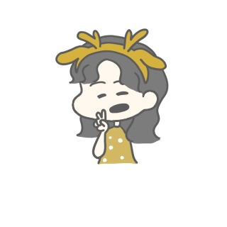 鹿のコスプレをする女性