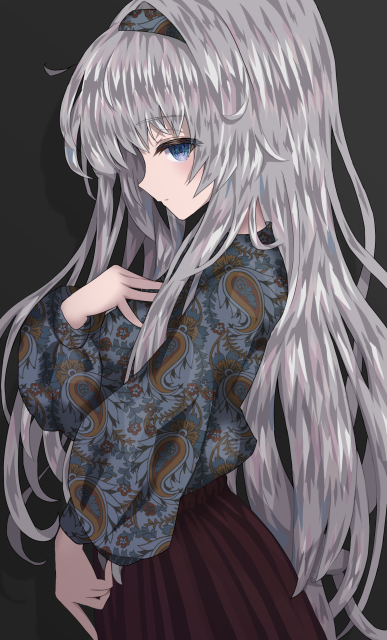 ペイズリー柄の衣装を纏うシア