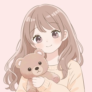 くまのぬいぐるみを抱いた女の子